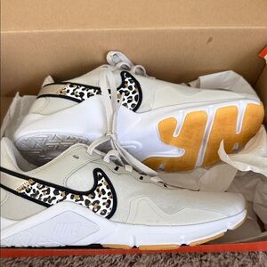 Nike Women's shoe- legend essential 2